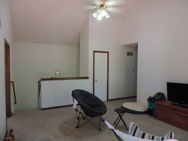 Building Photo - 704 Brookside Dr