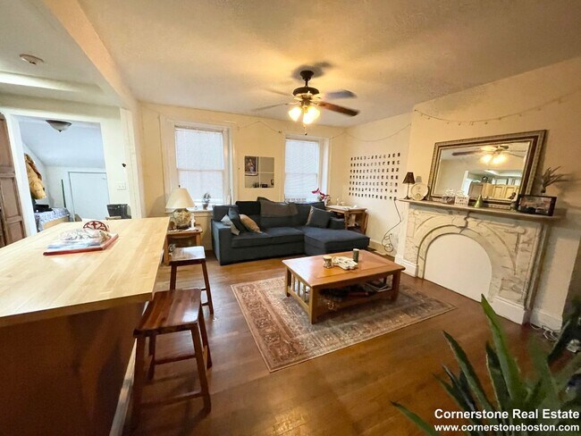 Foto del edificio - Five bed two bath near NEU...