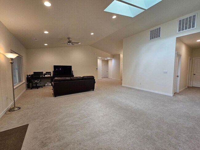 Foto del edificio - Spacious 4-bedroom Retreat