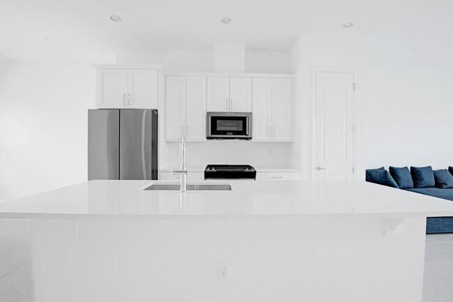 Building Photo - Brand New Luxury Town Home