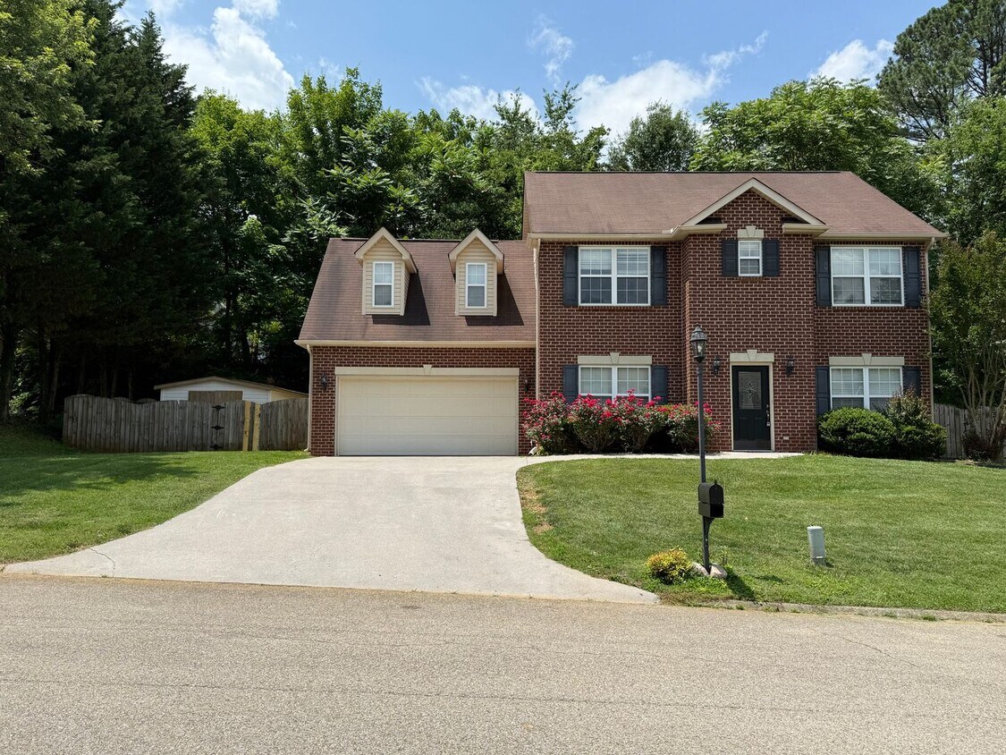 Foto del edificio - FARRAGUT: TWO STORY 3 BEDROOM, 2.5 BATH HO...