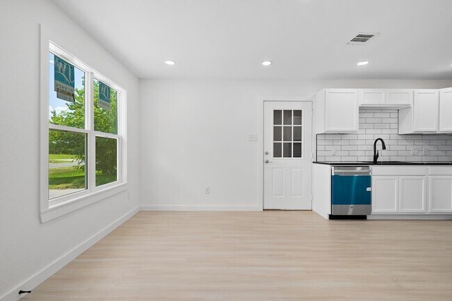 Building Photo - 213 Lazy Ln