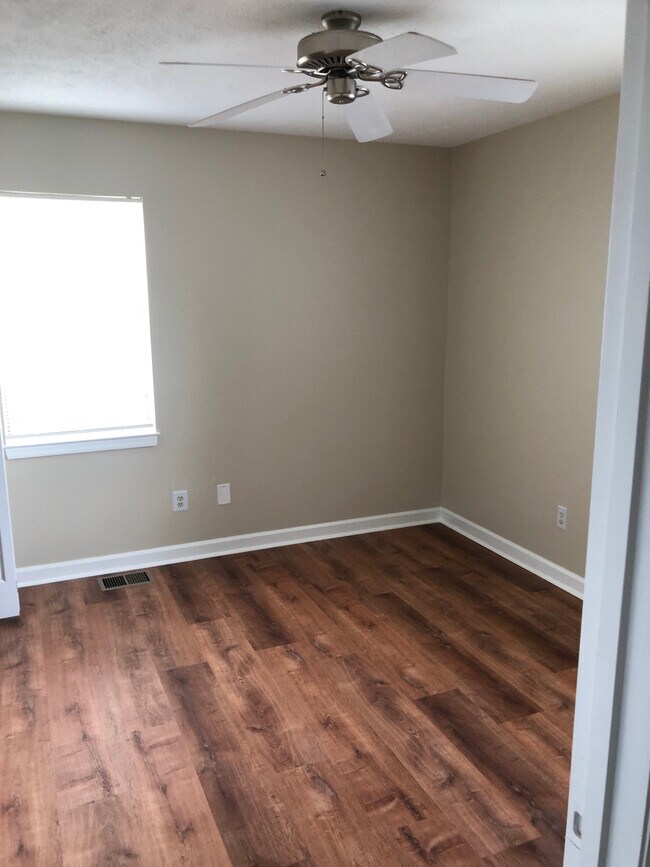 bedroom with lots of light - 515 Chesterfield Ave