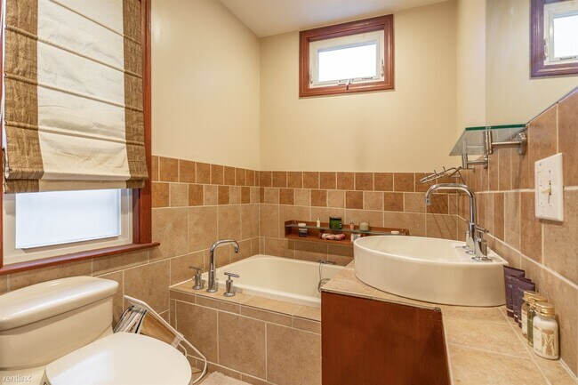 Foto del edificio - 3 br, 2 bath Apartment - 236 Concord Ave # B