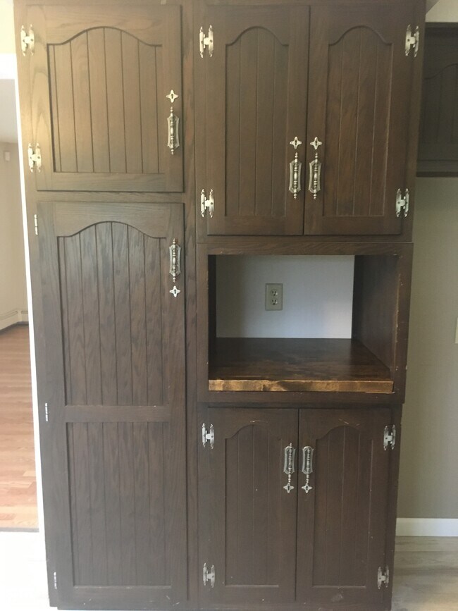 Un hueco para el microondas con mucho espacio de almacenamiento y muchos armarios. - 2305 Ash Ave Nw