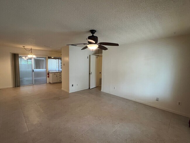Foto del edificio - Spacious 3 bed 1 bath plus bonus room! Pet friendly with nice size back yard