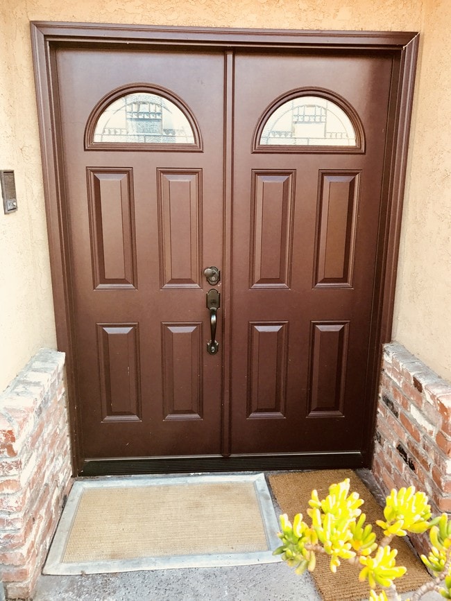 Double Door Entry - 2616 Nelson Ave