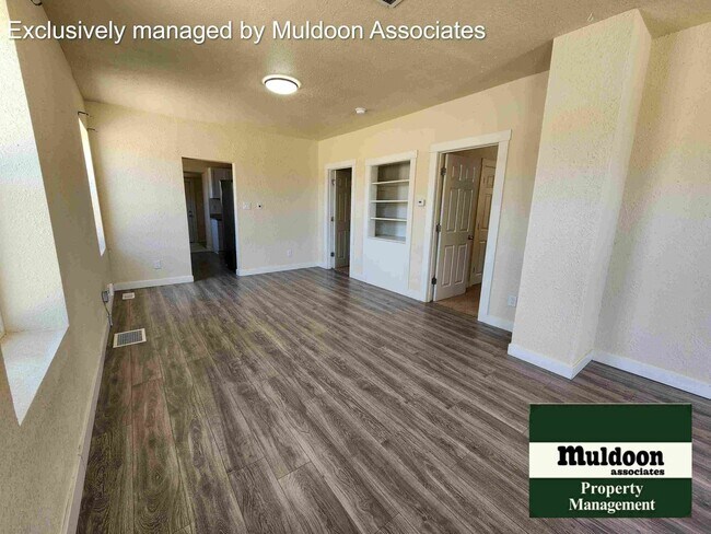 Building Photo - Great 2 bed 1 bath 1 car garage available now!
