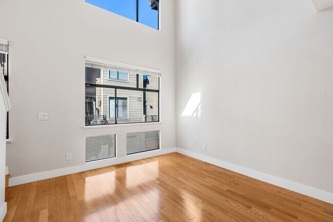 Foto del edificio - Modern 2BD/2BA Townhome w/ Private Yard, Garage & Smart Features — Near Downtown Oakland