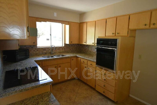 Building Photo - 5440 E Des Moines St