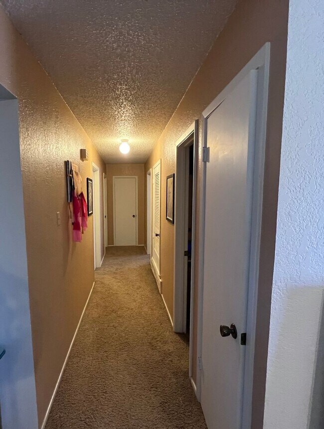 Building Photo - Wow 3 bed 2 bath 2 garage wonderful