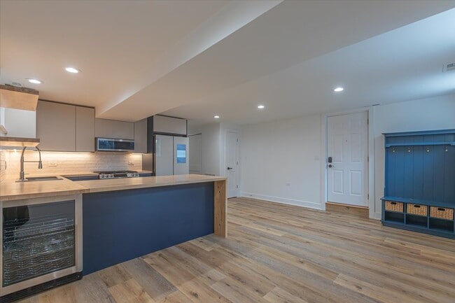 Foto del edificio - 1732 W Beach Ave