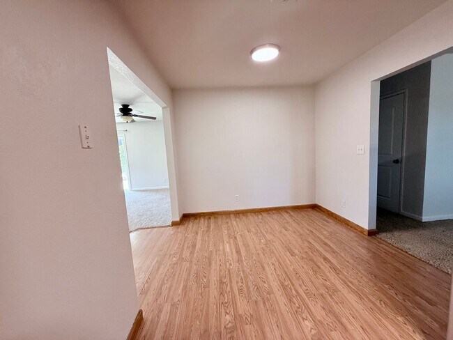 Foto del edificio - 3-BED 2-BATH WITH SPACIOUS BONUS FAMILY ROOM IN QUIET NEIGHBORHOOD