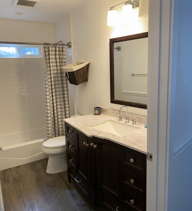 Building Photo - 807 Val Sereno Dr