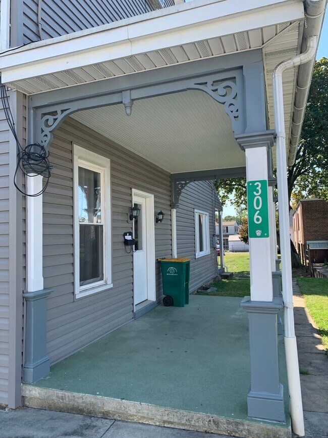 Building Photo - 306 E Washington St