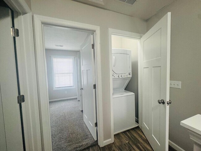 Foto del edificio - 811 Riverview Ln