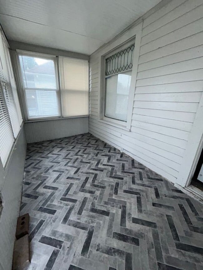 Building Photo - 1308 E 4th St