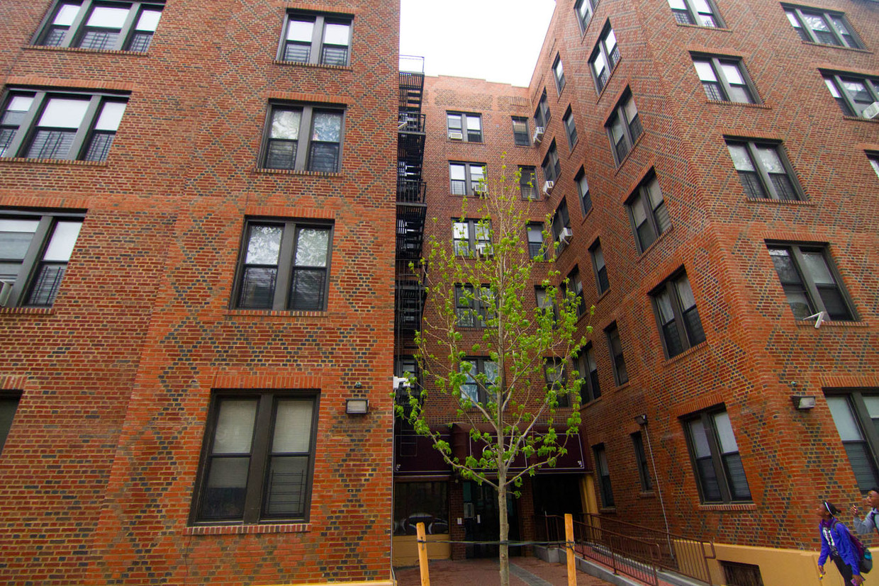 Building Photo - 618 E 21st St