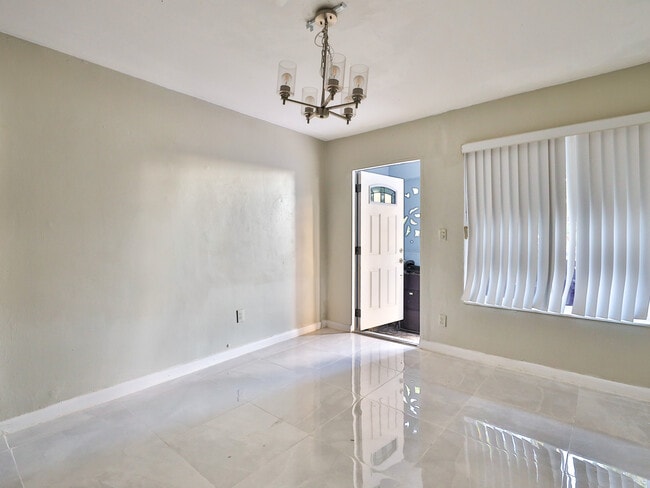 Foto del edificio - 47 NW 151st St