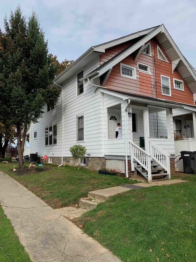 Building Photo - 724 Pembroke Rd