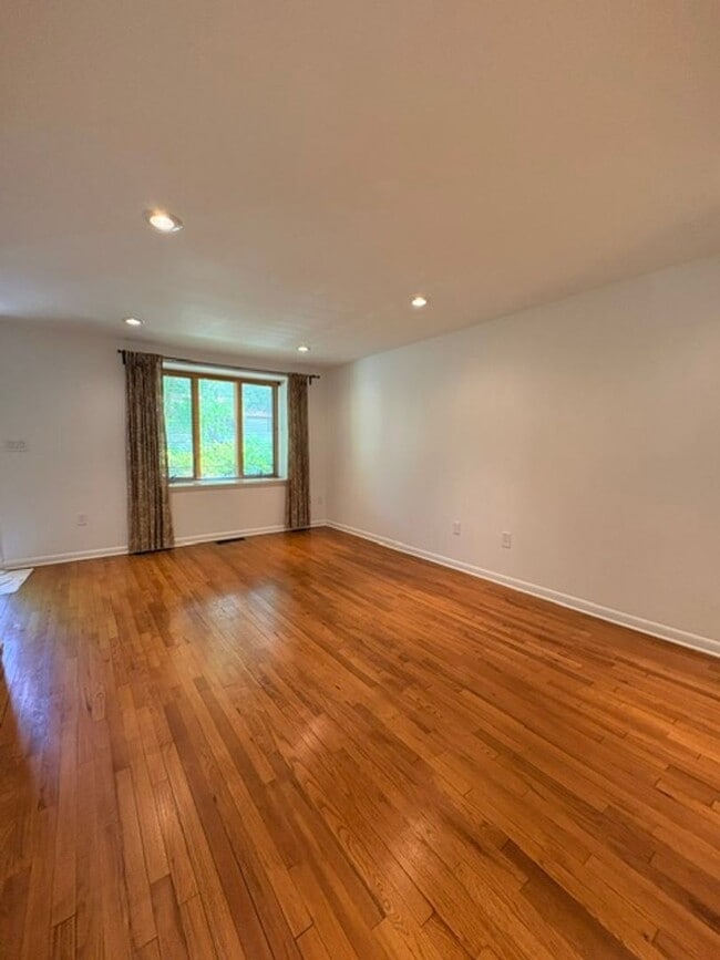 Building Photo - 2071 Golf Course Dr
