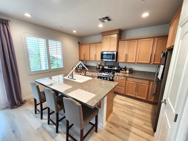 Foto del edificio - Updated 4bd/3ba Roseville Home with 2 Car ...