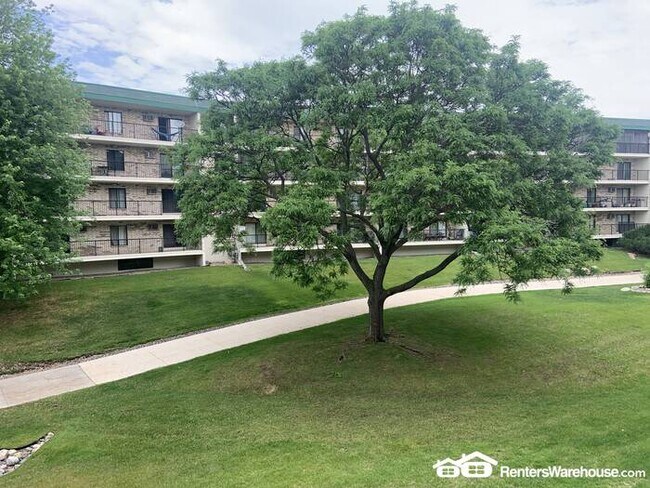 Foto del edificio - Beautiful 2 Bed in Hopkins!!