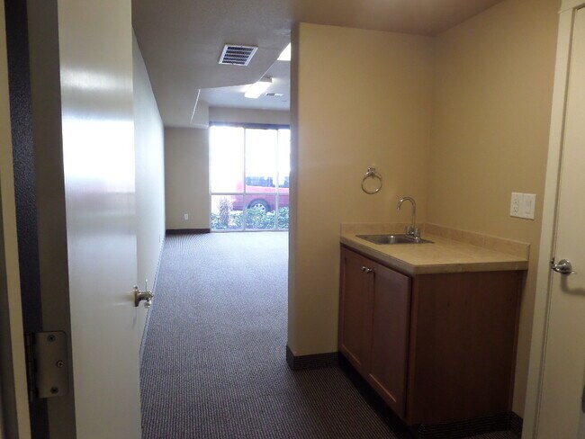 Foto del edificio - The Oaks Live/Work Townhomes