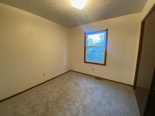 Building Photo - 3 Bedroom Home with Attached Garage!