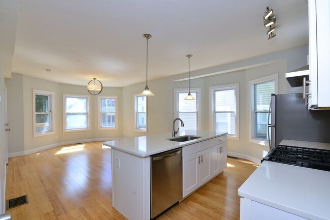 Building Photo - 3 Bedroom, 2 FULL bath with south facing b...