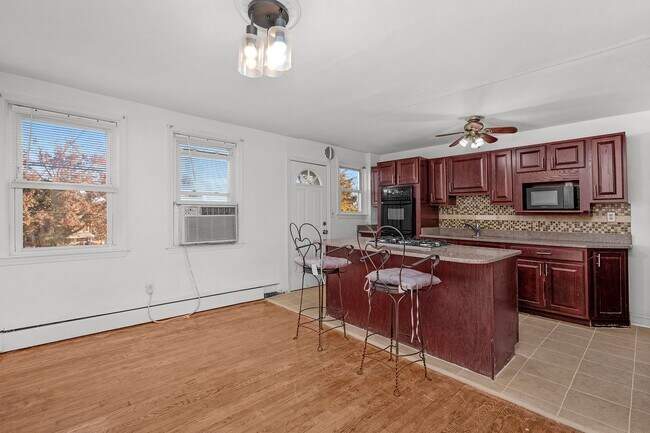 Foto del edificio - Charming 4-bedroom, 2-bath