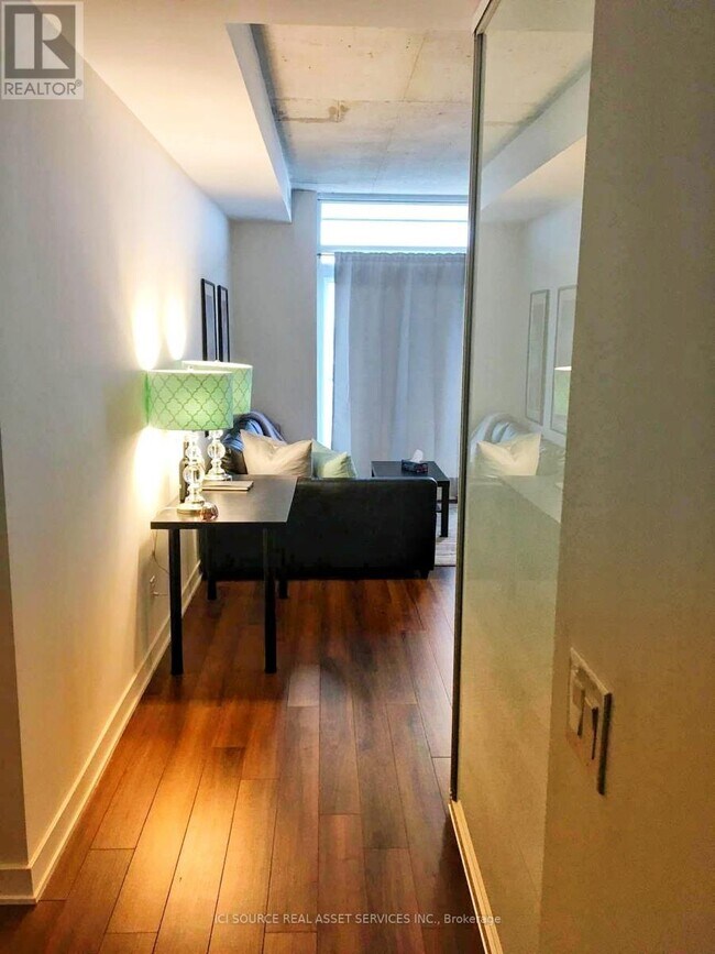 Photo du bâtiment - 210 Simcoe St