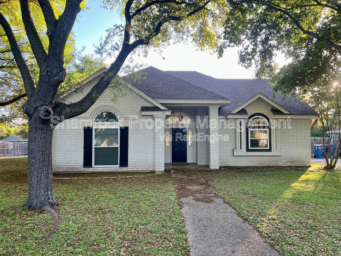Foto principal - 208 Bonham Dr