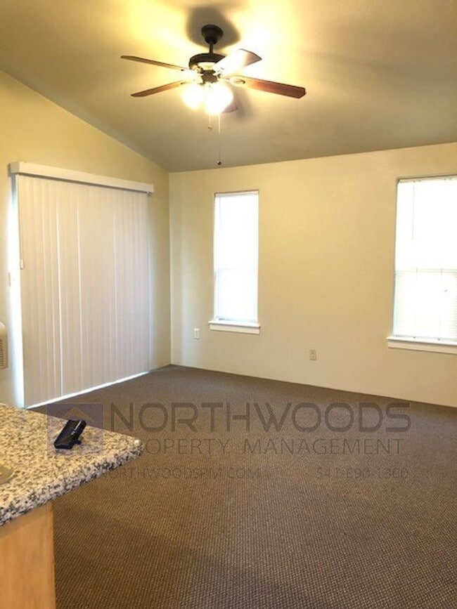 Building Photo - Cozy 1 Bed 1 Bathroom-Located in Friendly ...