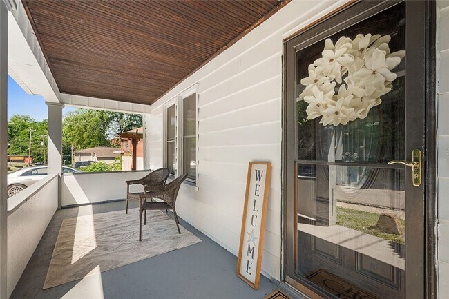 Building Photo - Charming 4 Bedroom House!