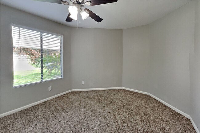Foto del edificio - 8607 Pines Pl Dr