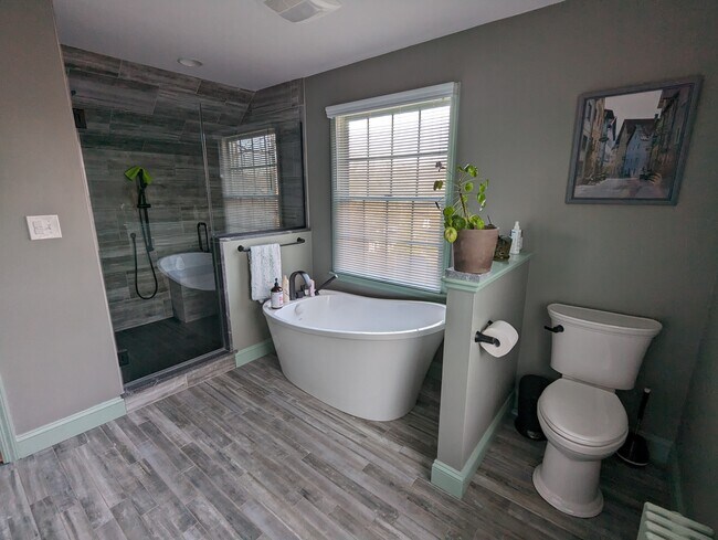 Master Bath - 401 Old Orchard Ln