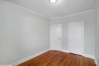 Building Photo - 1008 W 76th St