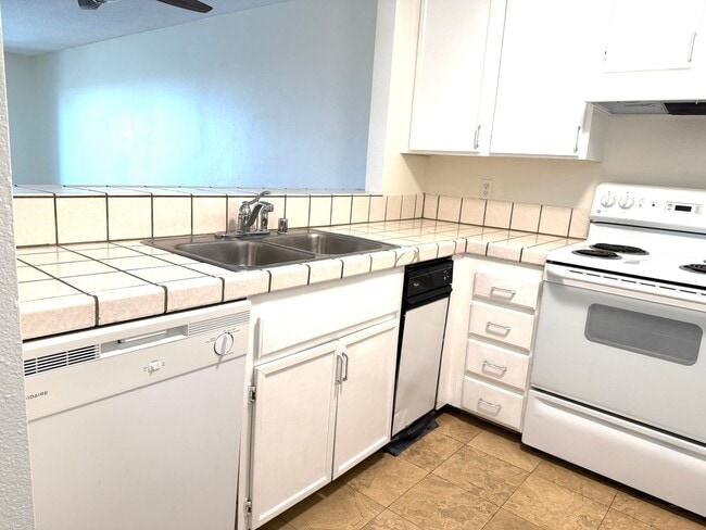 Foto del edificio - Large 2 bedroom 2 bathroom Condo Available...