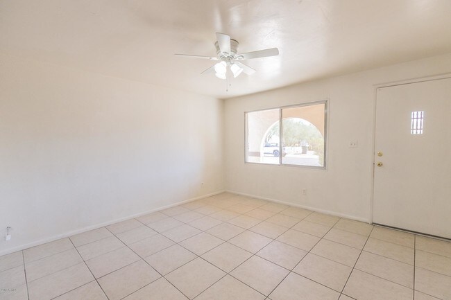 Building Photo - 4016 E Willow Ave