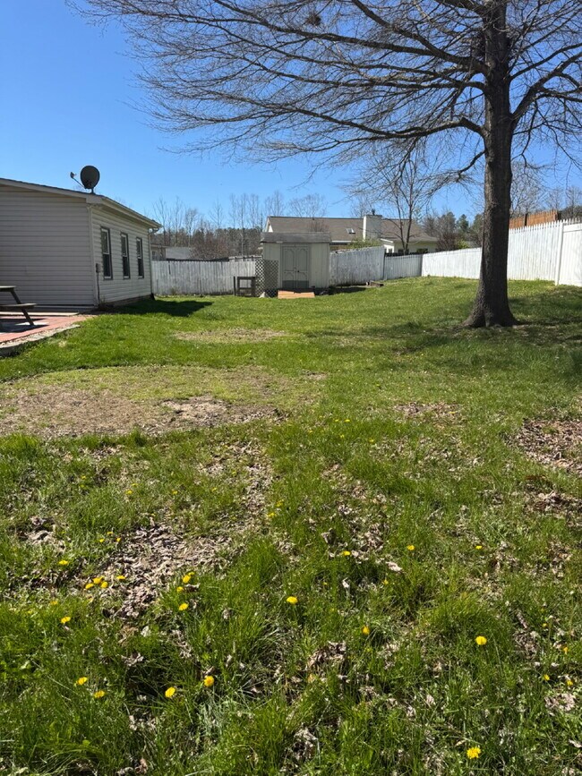 Foto del edificio - "Charming 3-Bedroom Retreat with Fireplace & Hardwood Floors in Fletcher, NC"