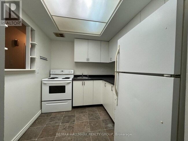 Building Photo - 555-555 Brittany Dr