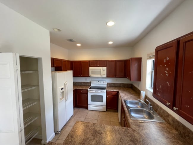 Building Photo - 347 NE 37th Terrace