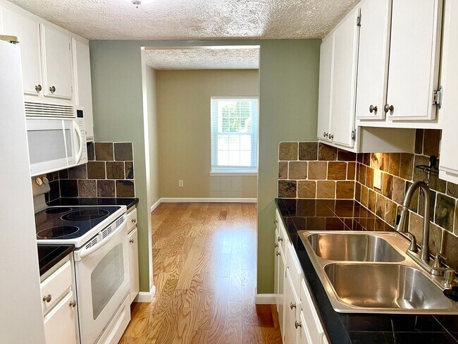 Foto del edificio - Welcome to this charming 3-bedroom, 2.5-ba...