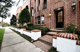 Building Photo - 709 Delano St