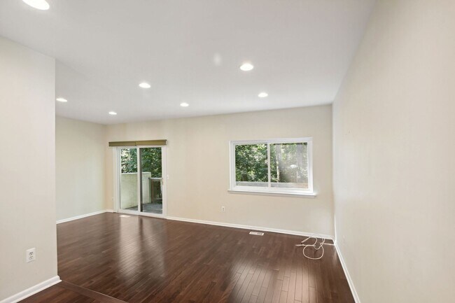 Building Photo - Reston-Renovated 3 BR / 2 BA / 2 1/2 BA En...