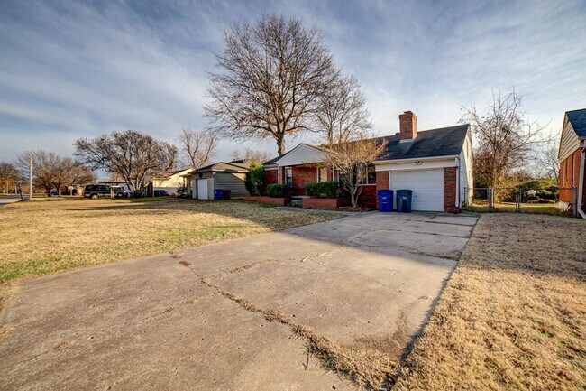 Building Photo - 4 Bed | 2 Bath in Midtown!