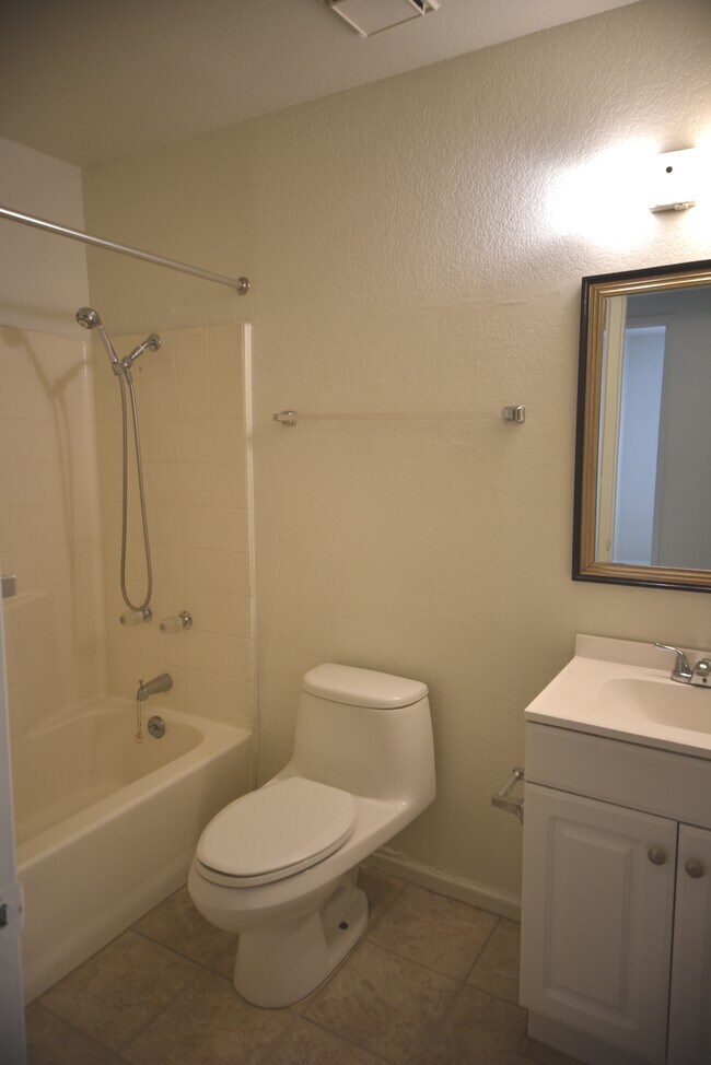 Hall Bath\ - 33375 Wishing Well Trl