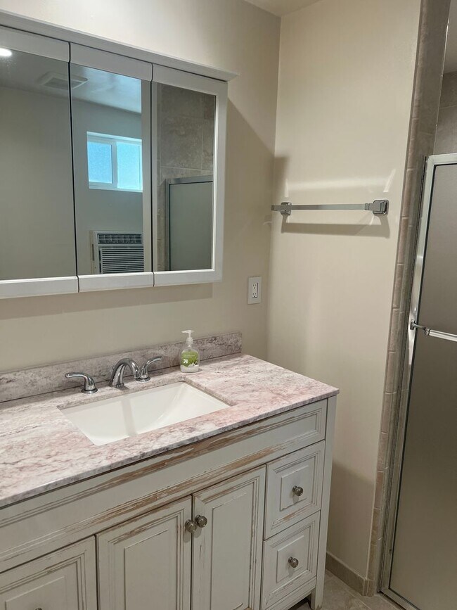 Foto del edificio - $1,900 Clinton & Maroa Ave Main House, 3 B...