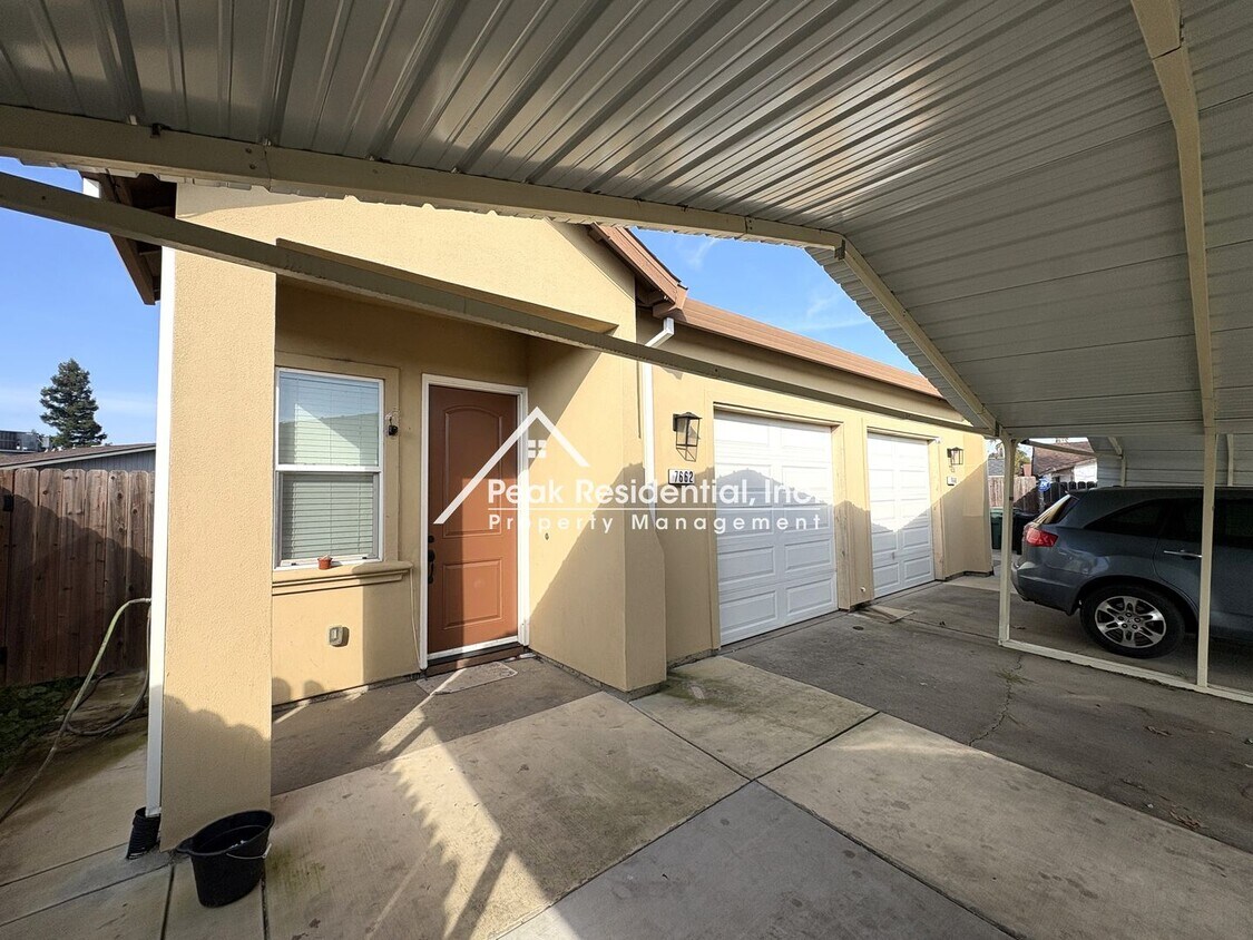 Foto del edificio - A Very Nice 3bd/1ba Sacramento Duplex with 1-Car Garage